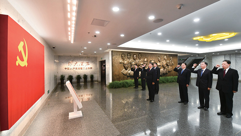 2017年10月31日，中共中央總書記、國家主席、中央軍委主席習(xí)近平帶領(lǐng)中共中央政治局常委李克強(qiáng)、栗戰(zhàn)書、汪洋、王滬寧、趙樂際、韓正，瞻仰上海中共一大會址和浙江嘉興南湖紅船。這是31日上午，在上海中共一大會址紀(jì)念館，習(xí)近平帶領(lǐng)其他中共中央政治局常委同志一起重溫入黨誓詞。 