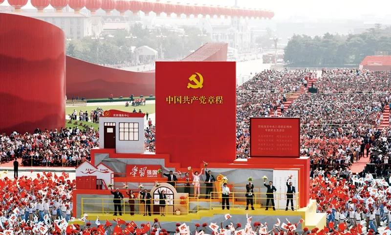 2019年10月1日上午，慶祝中華人民共和國成立70周年大會在北京天安門廣場隆重舉行。這是群眾游行中的“從嚴治黨”方陣。新華社記者 蘭紅光/攝