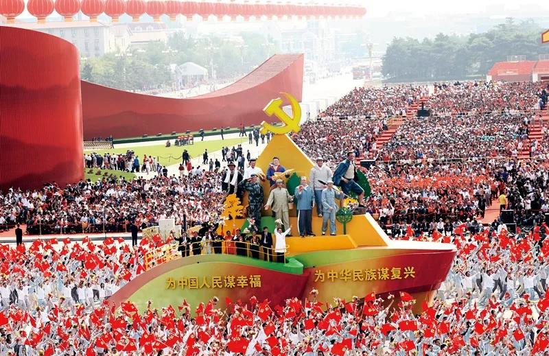 2019年10月1日上午，慶祝中華人民共和國成立70周年大會在北京天安門廣場隆重舉行。這是群眾游行中的“不忘初心”方陣。新華社記者 蘭紅光/攝