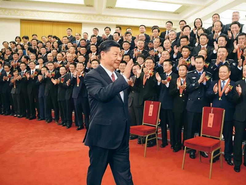 2019年6月25日，黨和國家領導人習近平、李克強、王滬寧等在北京人民大會堂會見第九屆全國“人民滿意的公務員”和“人民滿意的公務員集體”受表彰代表。新華社記者 李學仁/攝